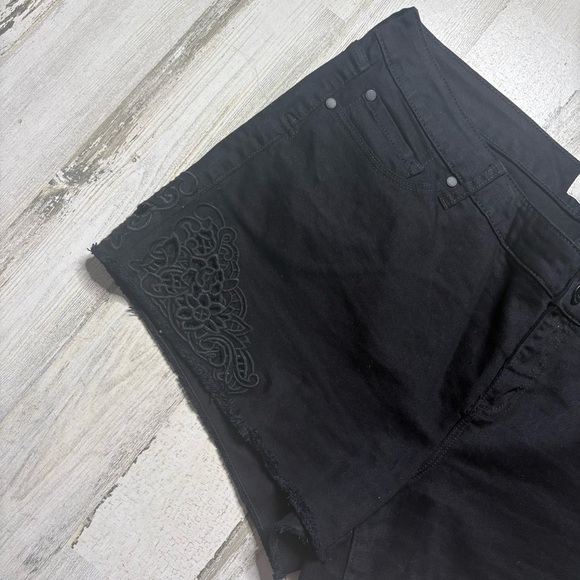 Torrid Embroidered Black Jean Shorts Size 20 - Picture 2 of 5